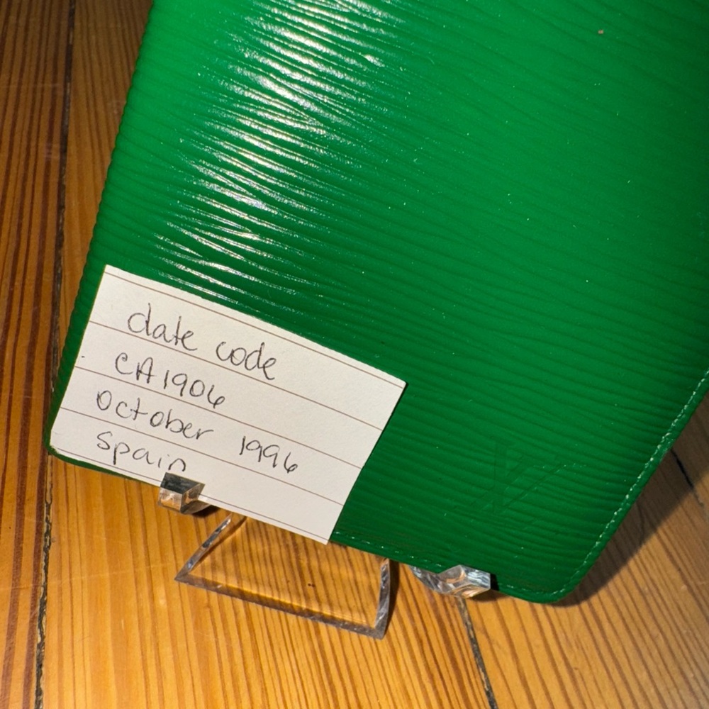 Authentic Louis Vuitton Green Epi wallet-paint has been touched up on int/ext - Picture 12 of 13